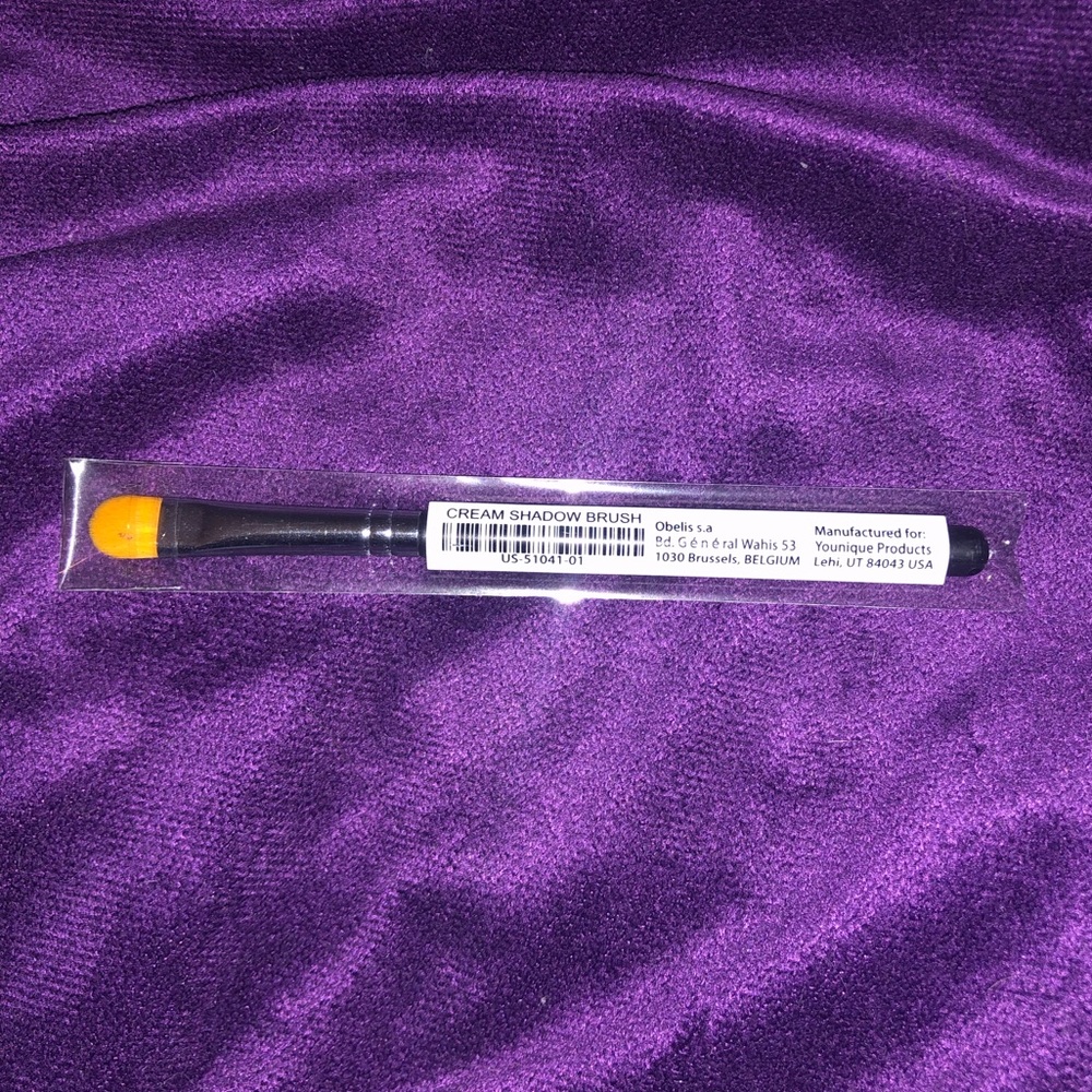 Younique cream shadow brush - Picture 2 of 3